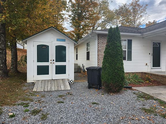 8 x 12 locking storage shed