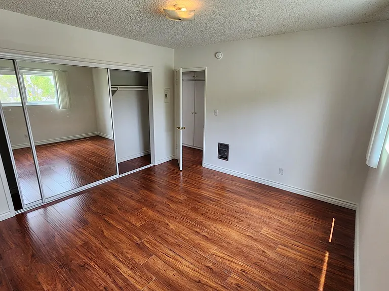 519 N Hayworth Ave — Photo 2