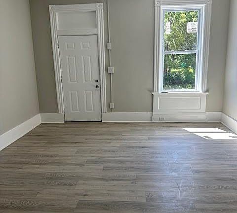 3rd image of 2147 Linton Ave