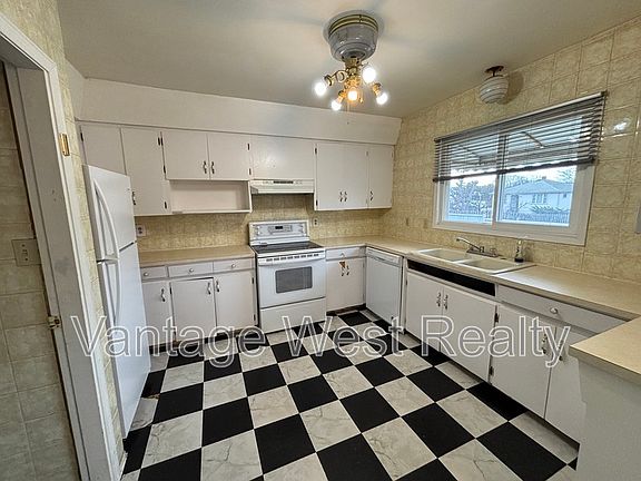 2nd image of 1395 Gordon Dr