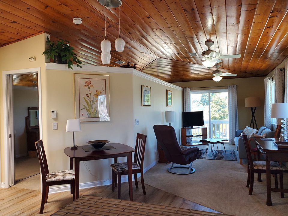 Living/dining area