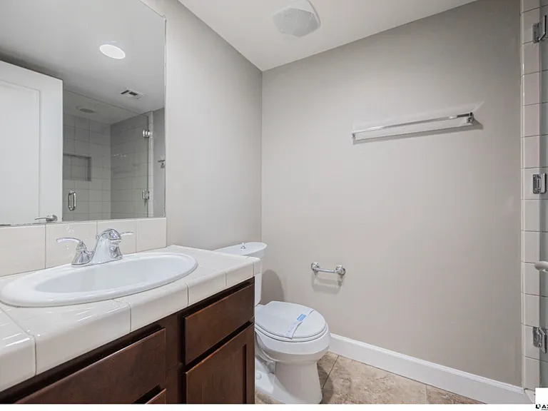 563 W 6th St — Photo 12