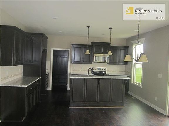 4th image of 1800 NE Woodview Ln