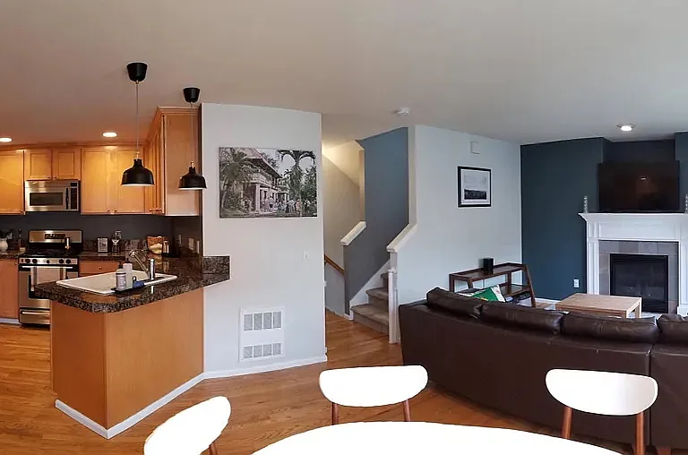 4454 Woodland Park Ave N — Photo 1
