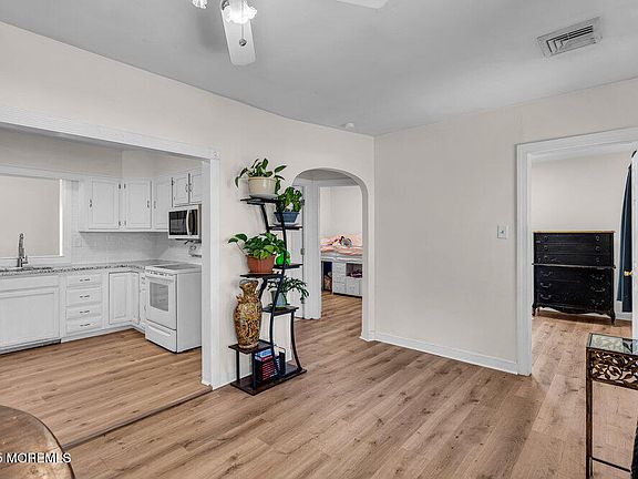 5th image of 645 Beachwood Boulevard