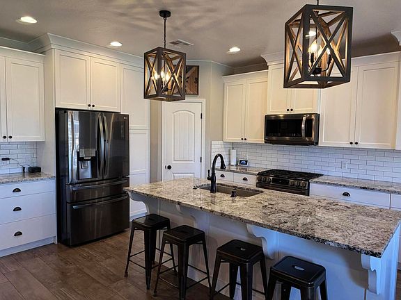 5th image of 211 E Swallowtail Ln