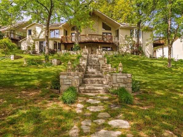 219 NW Locust St, Lees Summit, MO 64064