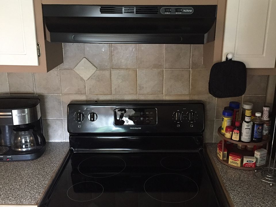 New range and hood (5/16)