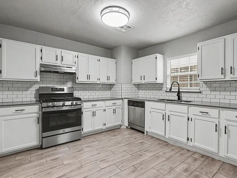 537 SW 46th St — Photo 13