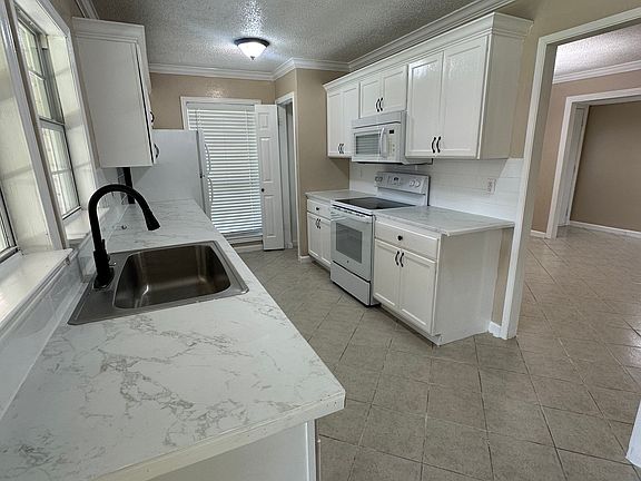 3rd image of 3902 Acorn Green Dr