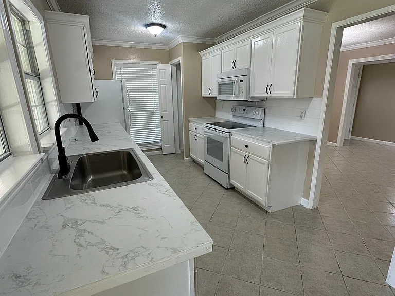 3902 Acorn Green Dr — Photo 3