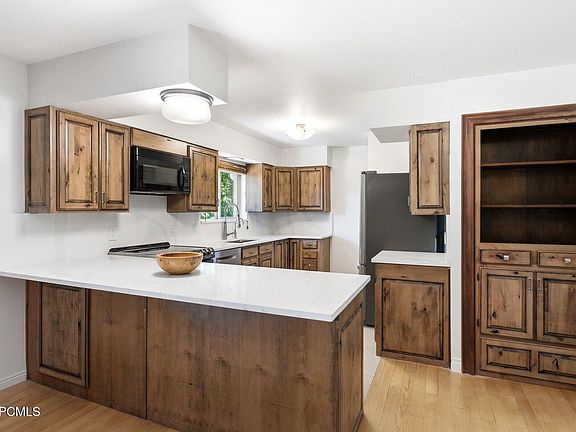 4th image of 3275 Taylor Ave