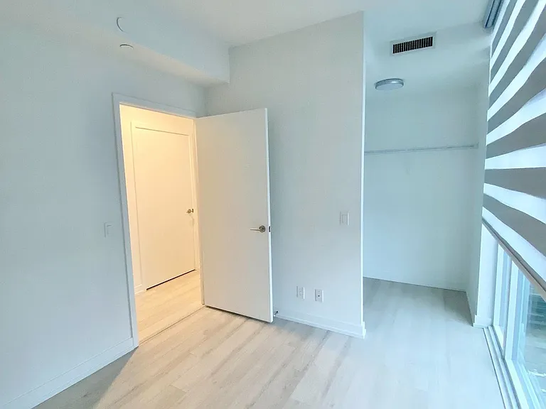 33 Helendale Ave #1906 — Photo 6