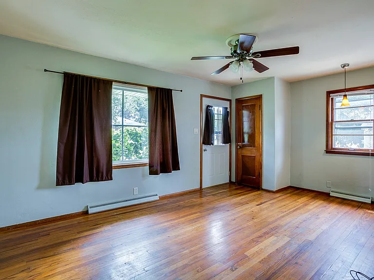 1714 W Clark St — Photo 4