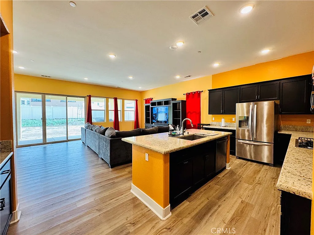 3 bed, 2.5 bath, 2585 sqft, $3,400 — Photo 2