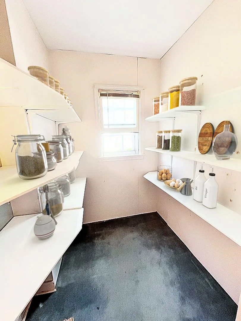 Charming Single Family Home - Hardwood Floors - Large Detached Garage - Fenced-In Backyard — Photo 2