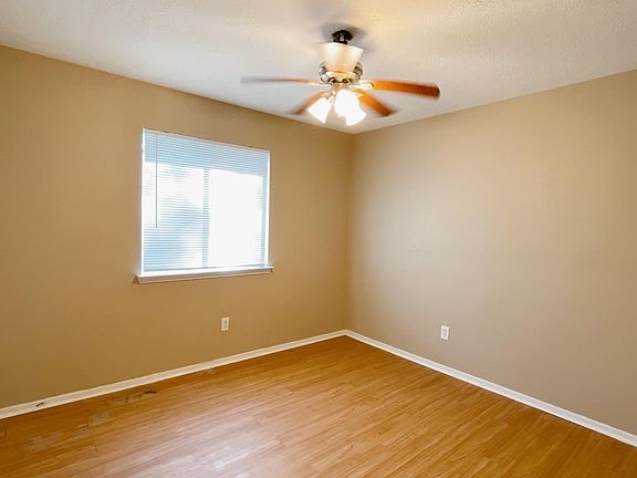 4th image of 208 Tara Plantation Dr