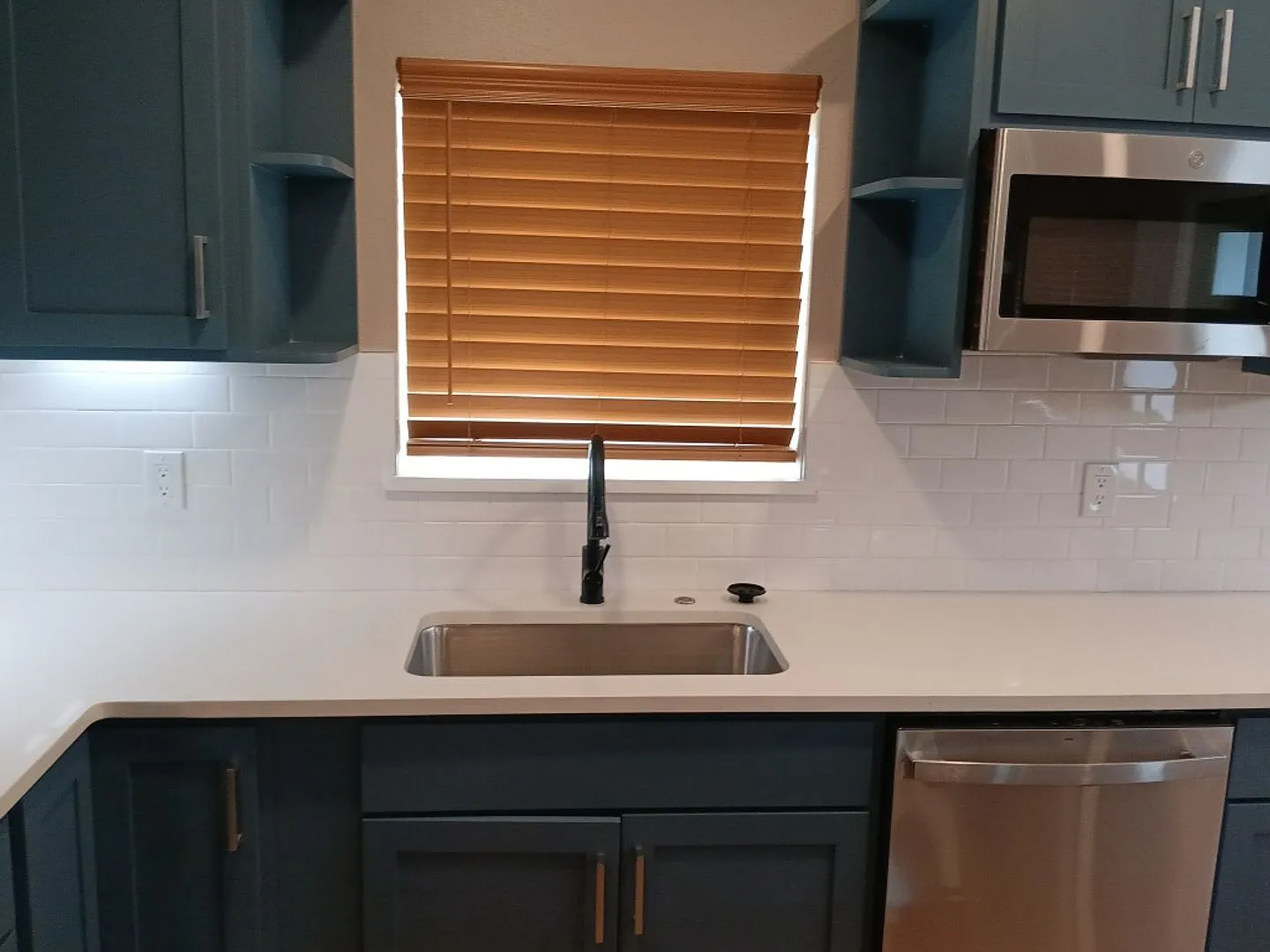 3 Bedroom, 2 Bathroom Home! Schedule a Showing! — Photo 3
