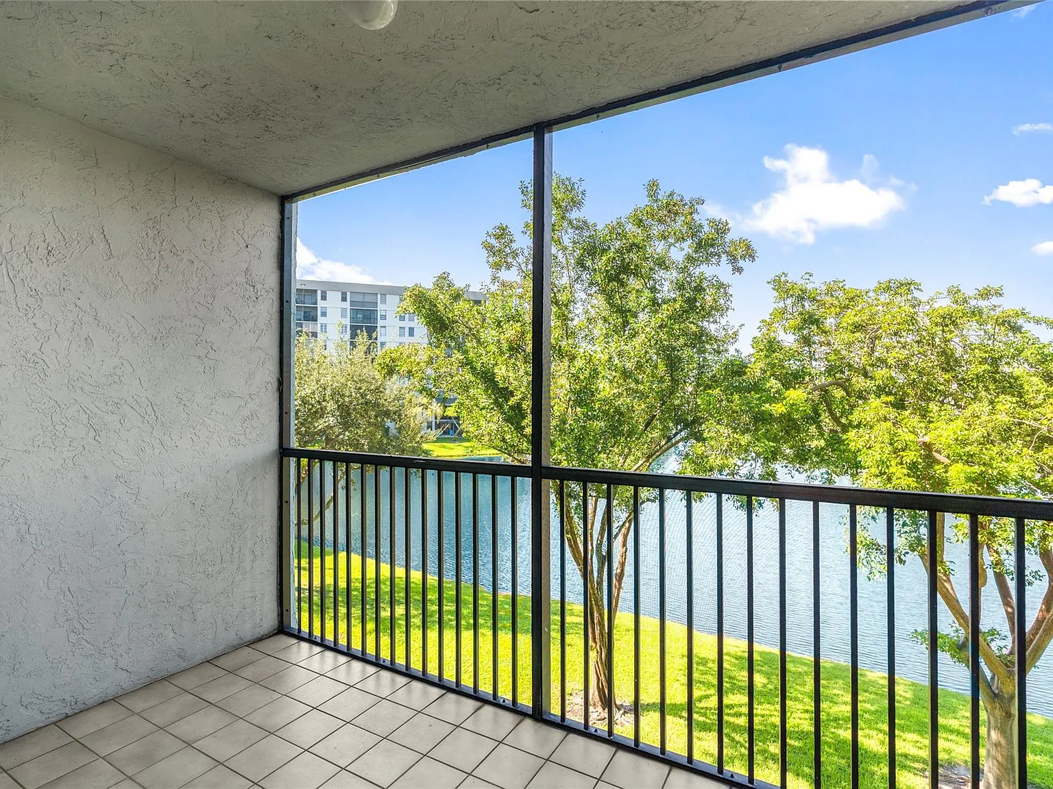 2 bed, 2.0 bath, 825 sqft, $2,000 — Photo 2