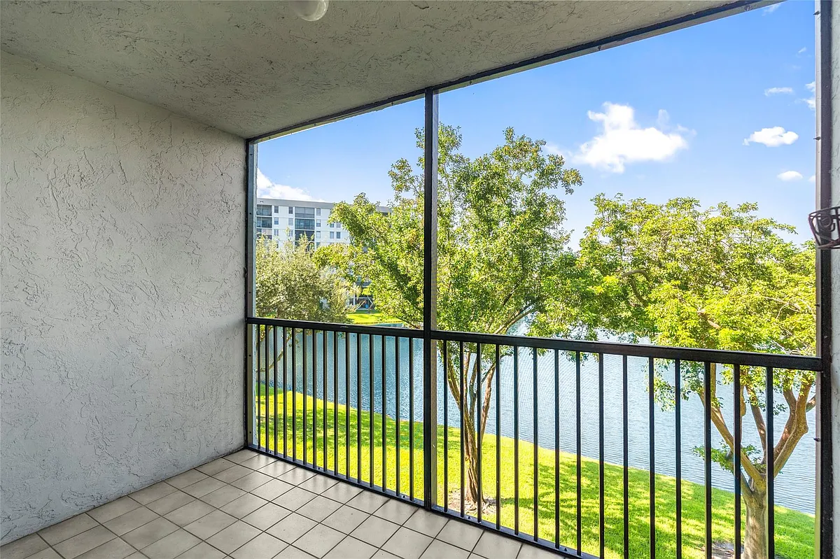 Building Photo - 2226 N Cypress Bend Dr #308