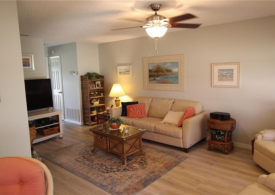 1st image of 8 Vista Palm Ln