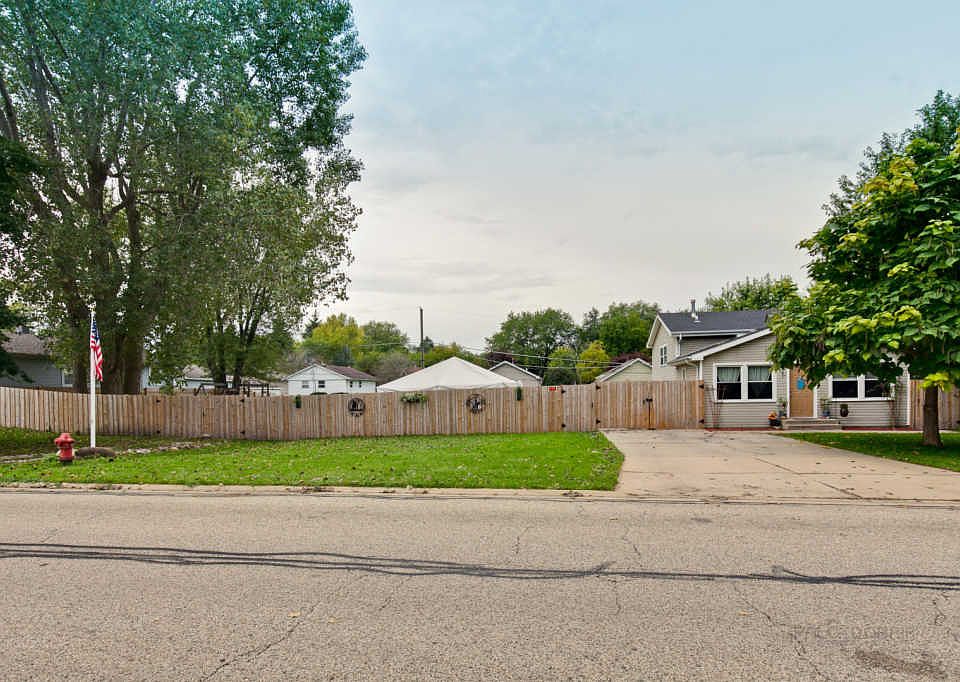 1st image of 1604 Leslie Ave