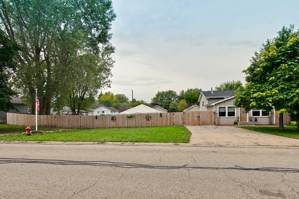 1604 Leslie Ave photo 1