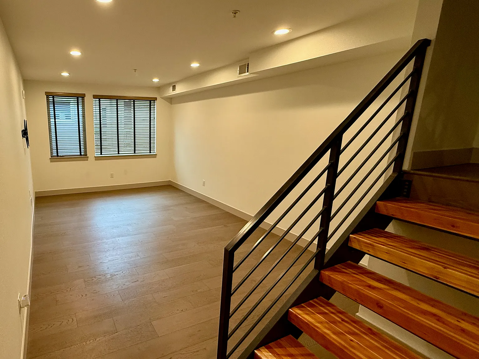2 bed, 2.5 bath, 1492 sqft, $3,500 — Photo 2