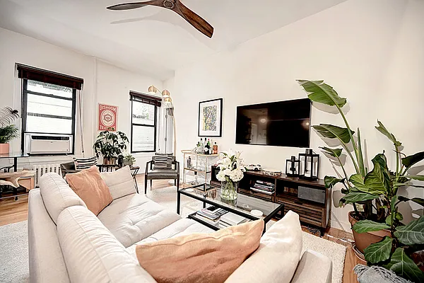 Rented by Urbane Brokerage | media 18