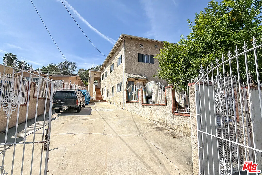 1 bed, 1.0 bath, 700 sqft, $1,800 — Photo 1