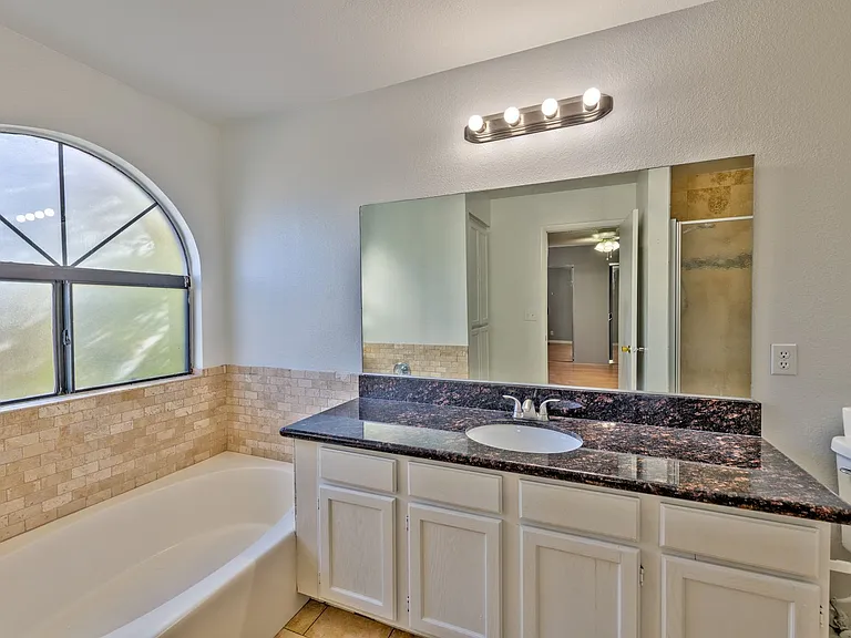 2078 Waverly Cir — Photo 15