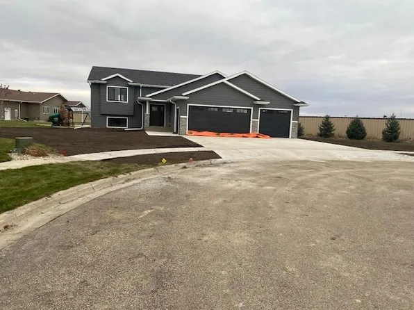 1523 Cambridge Cir, Aberdeen, SD 57401