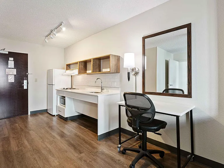 1 Bedroom Suite - 1 Queen Bed