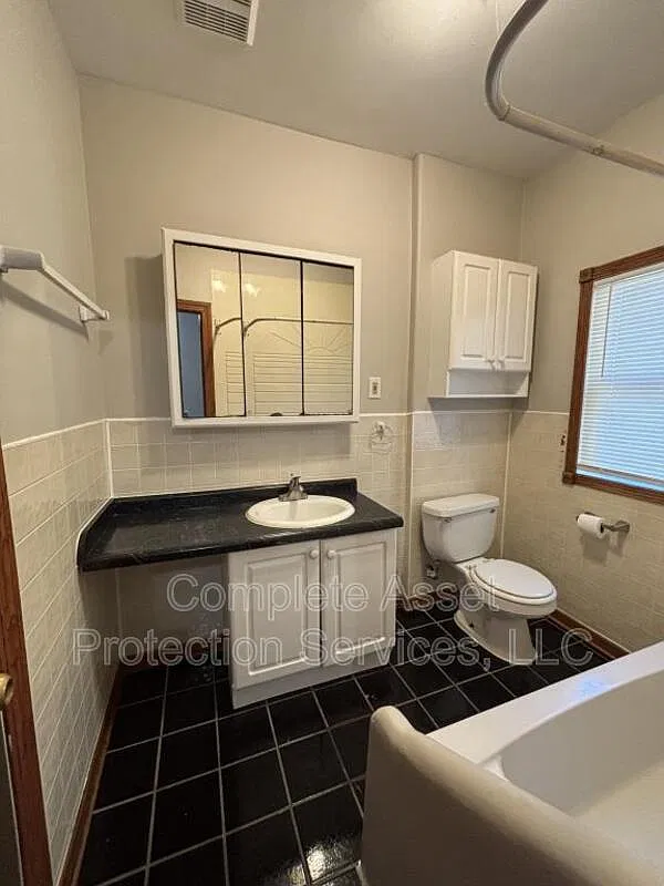 2 bed, 1.0 bath, 741 sqft, $850 — Photo 2
