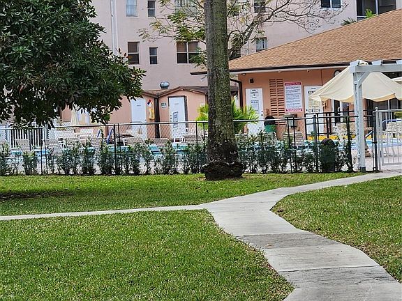 2nd image of 2821 Somerset Drive #106