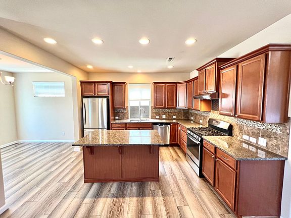 4th image of 535 Meadowwood Dr SW