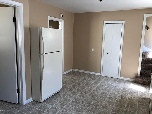 5th image of 1040 Helen St NE