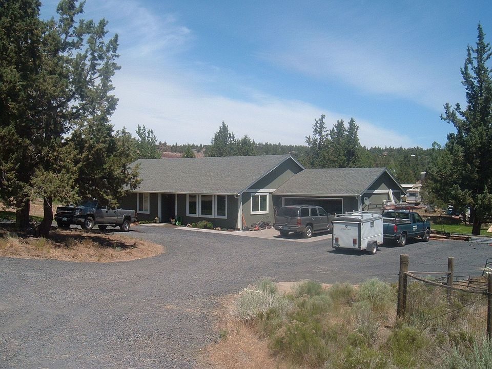 view entering driveway