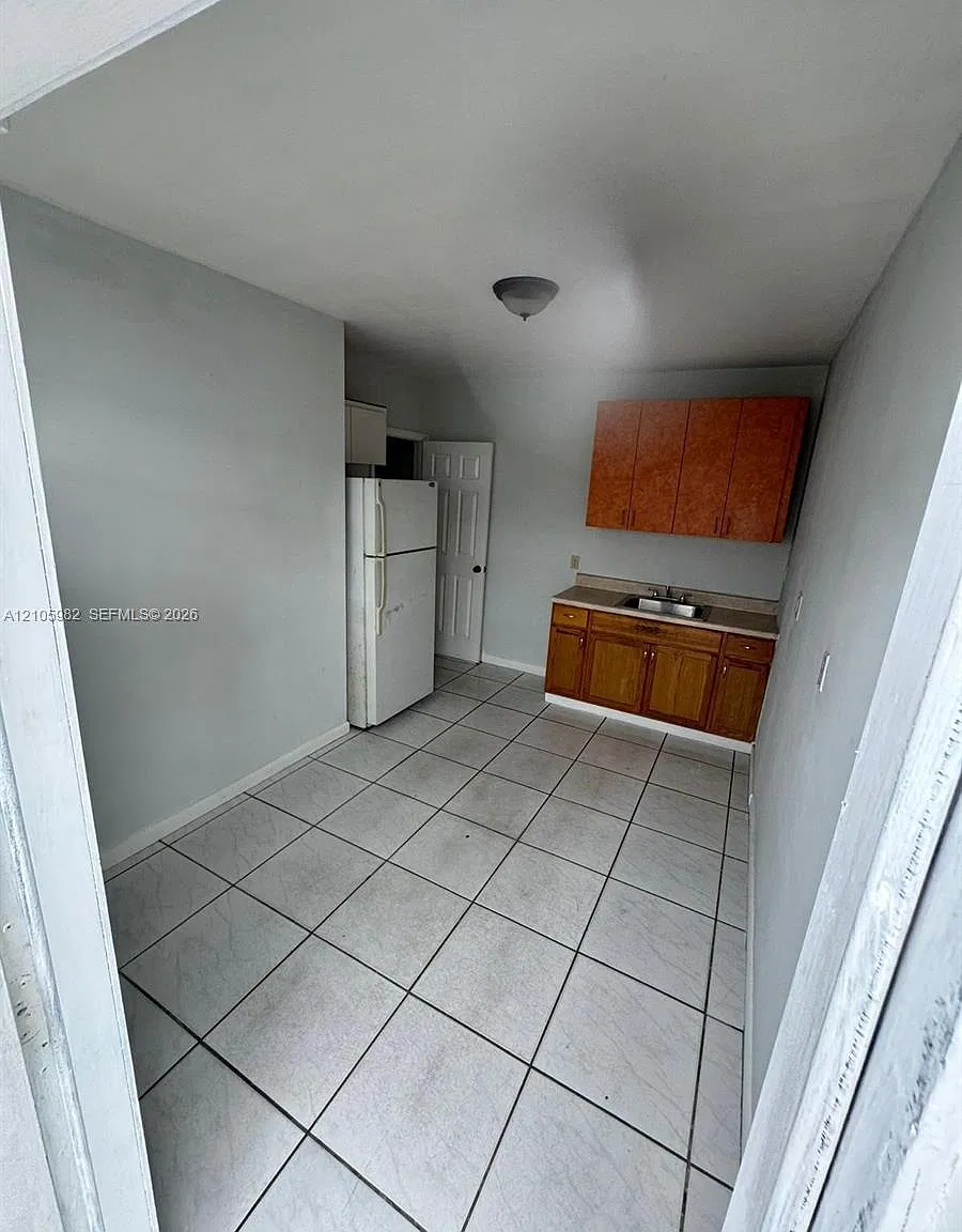 Carol City Red Road Manor — Photo 3