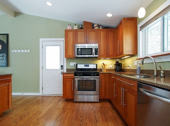 4th image of 1310 E Miner St
