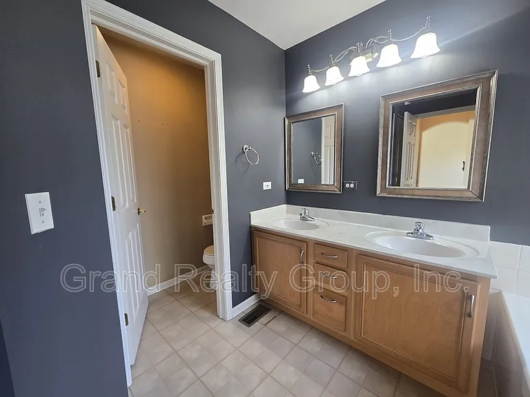 2265 W Bentley Ln — Photo 11