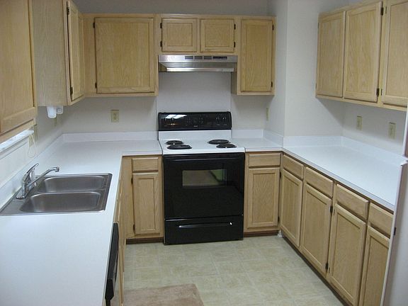 Kitchen w/ Eat-in-Area