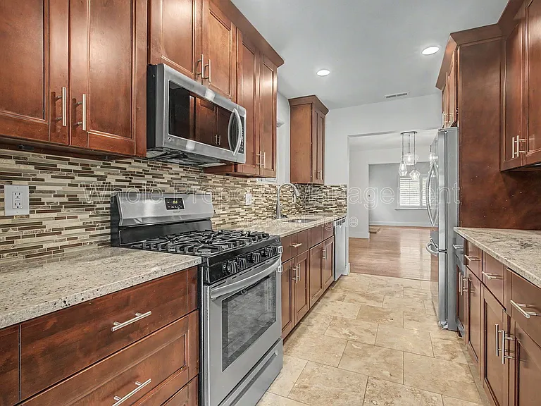 2514 Clermont St — Photo 8