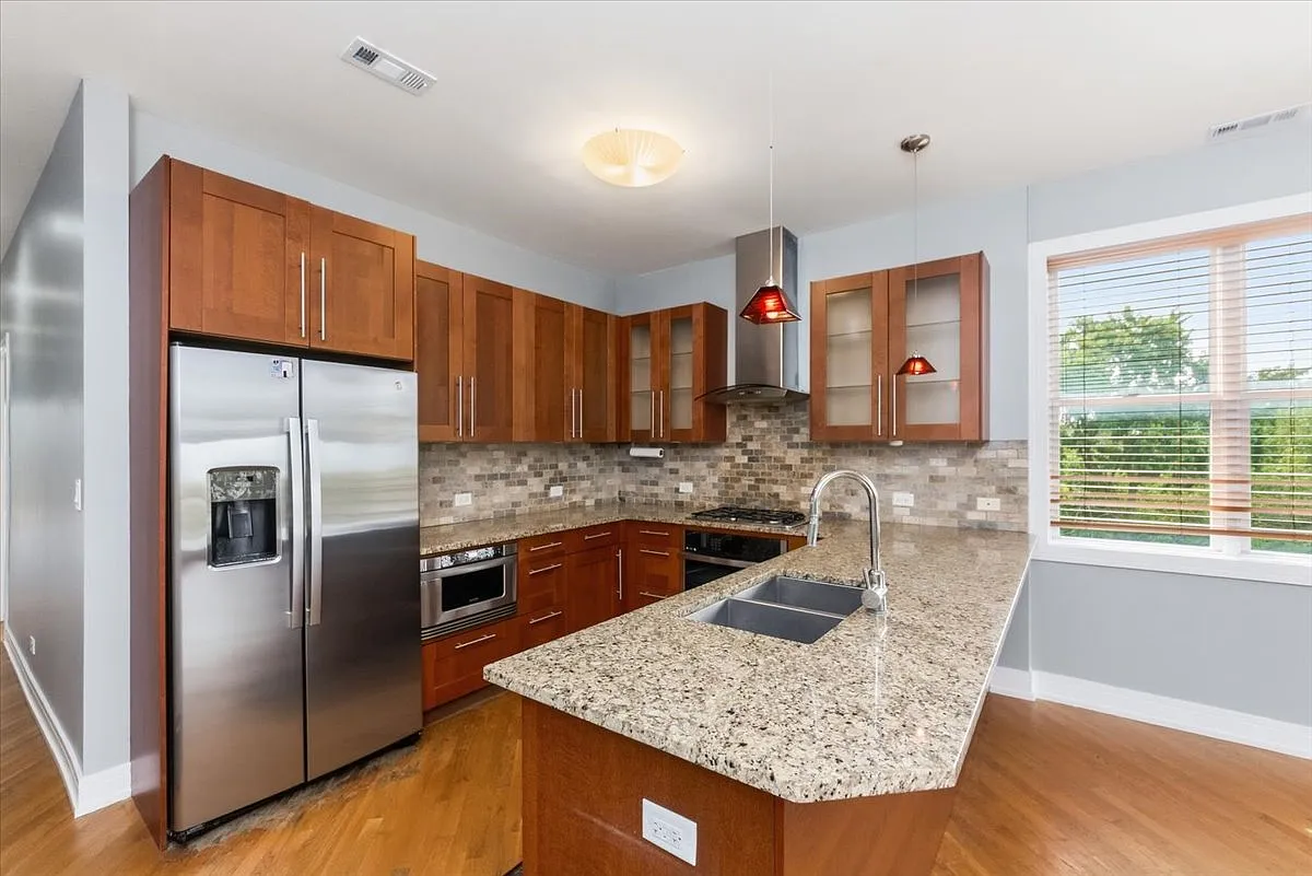 3 bed, 2.0 bath, 1700 sqft, $2,600 — Photo 2