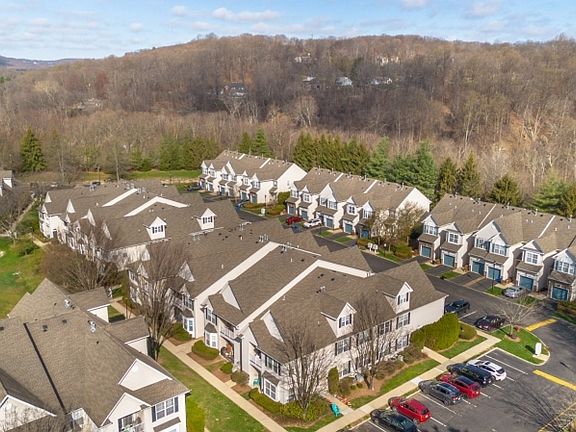 3rd image of 366 Cambridge Dr