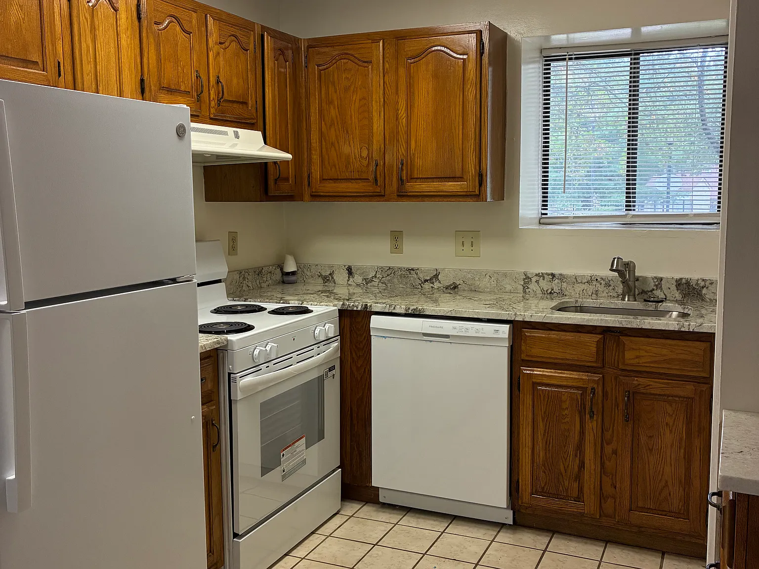 2 bed, 964 sqft, $1,975 — Photo 3