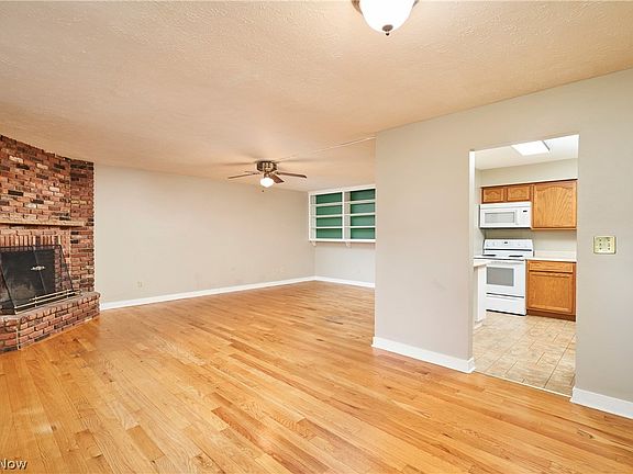 2nd image of 2 Meadowlawn Dr Unit 4
