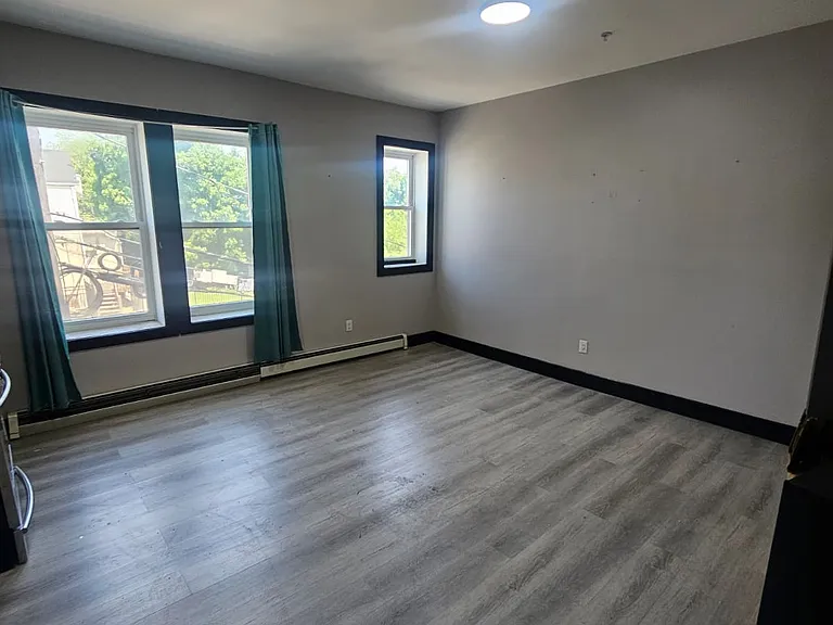 194-196 Johnson Ave #8 — Photo 2
