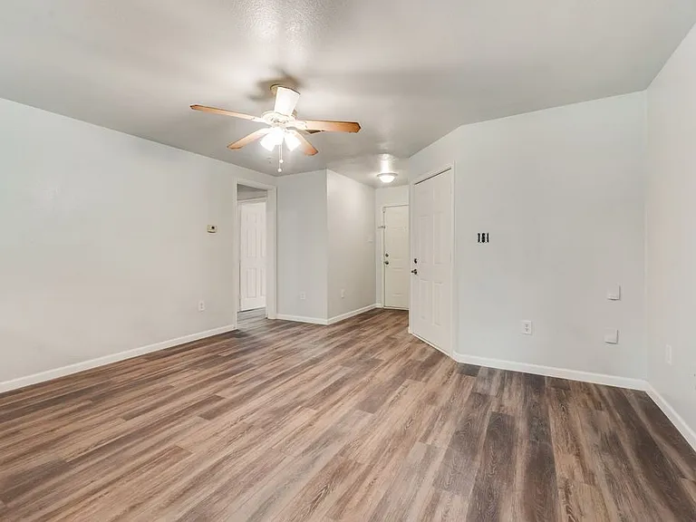 2526 Exeter Ave — Photo 9