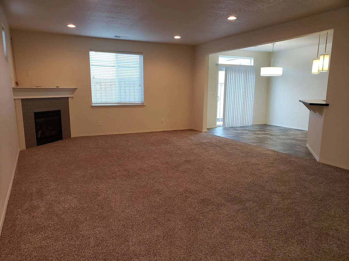 Beautiful 3 Bedroom 2 1/2 Bath Located Blocks from Meadow View Elementry — Photo 3